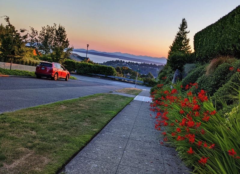 Walking along 1st Ave west to Kerry Park.