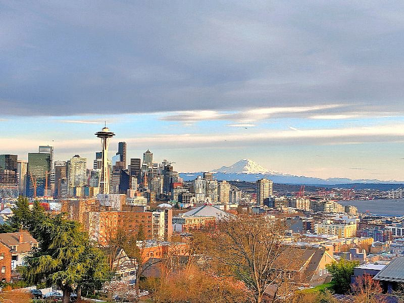 5 mins Walk to Kerry park where you can enjoy stunning panoramic view of the city Puget sound &mountain.