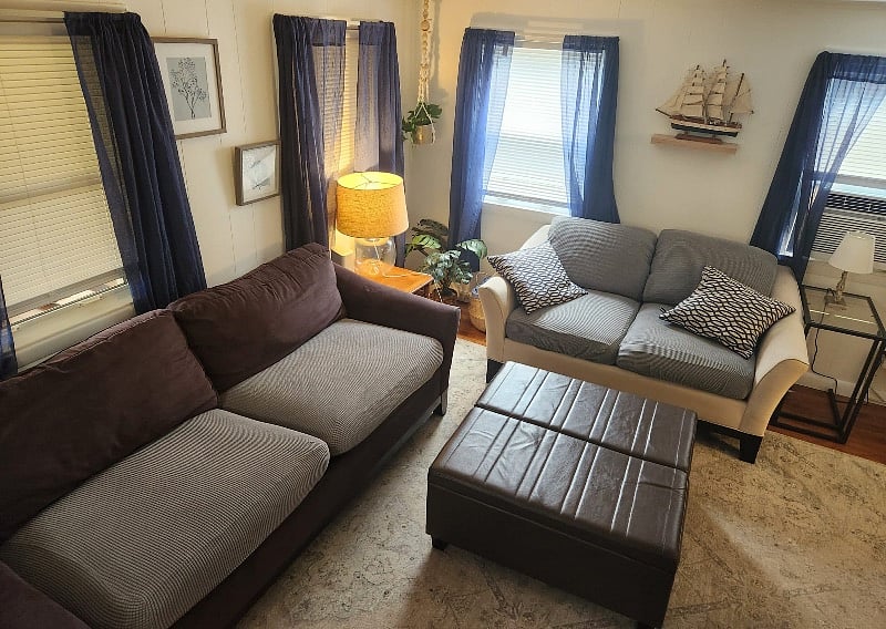 Living room with pullout couch (queen).