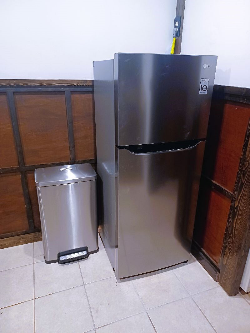 Refrigerator & Trash Can - Wednesday Evening Please empty trach into big cans outside. Thursday is Trash Day
Frig has bottled water and a tray of ice cubes