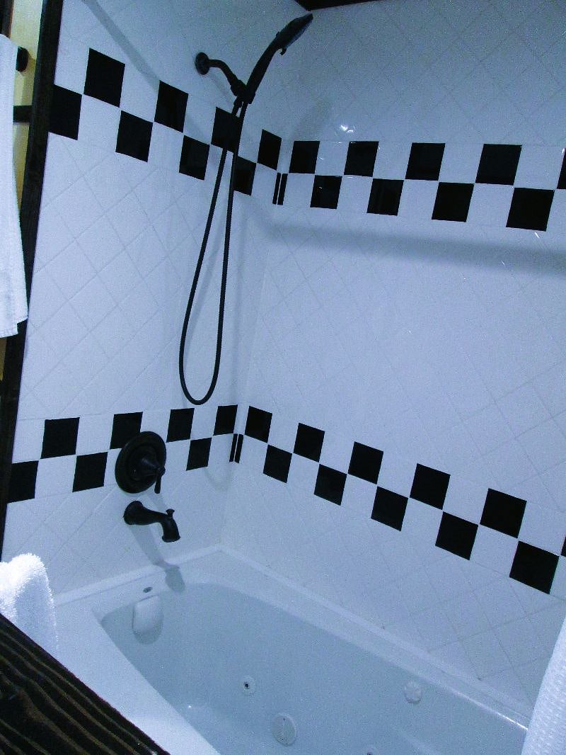 Shower & Whirlpool tub (has automatic water heater) please fill with desired temp water!