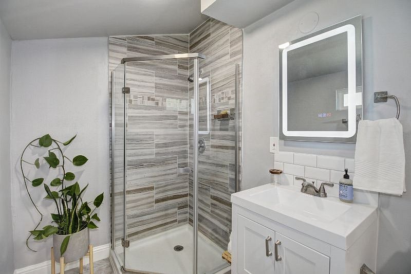 2nd private bathroom en suite. Dimmable LED mirror features auto-defog, touch controls, choice of three color temperatures. 
