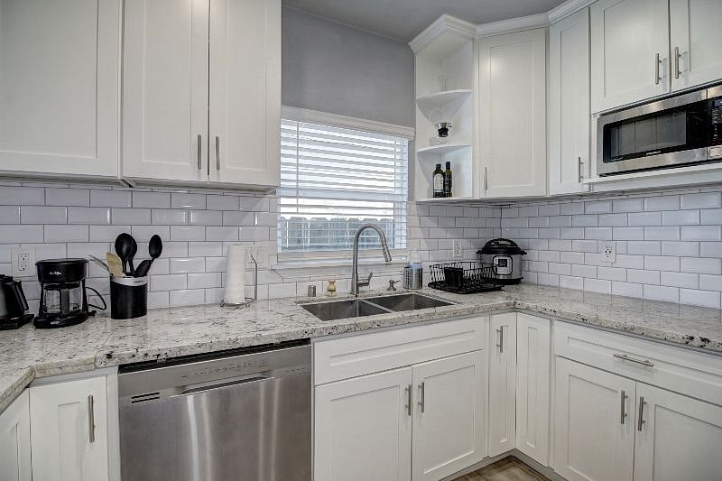 All new dishwasher, microwave, garbage disposal, and USB power outlets!