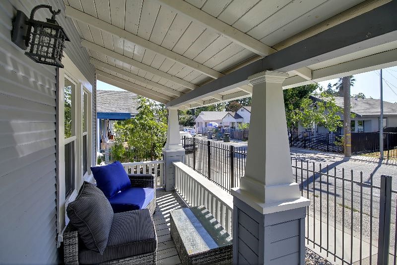 It's porch-o'clock.