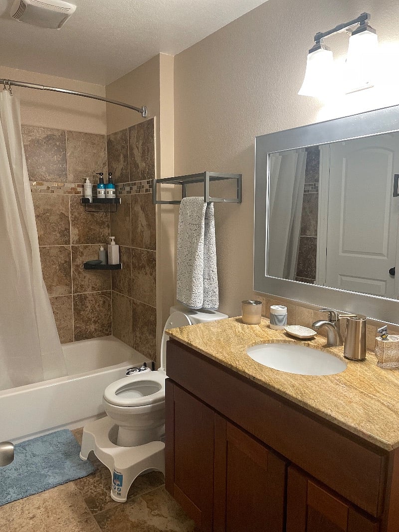 Full bathroom - Upstairs 