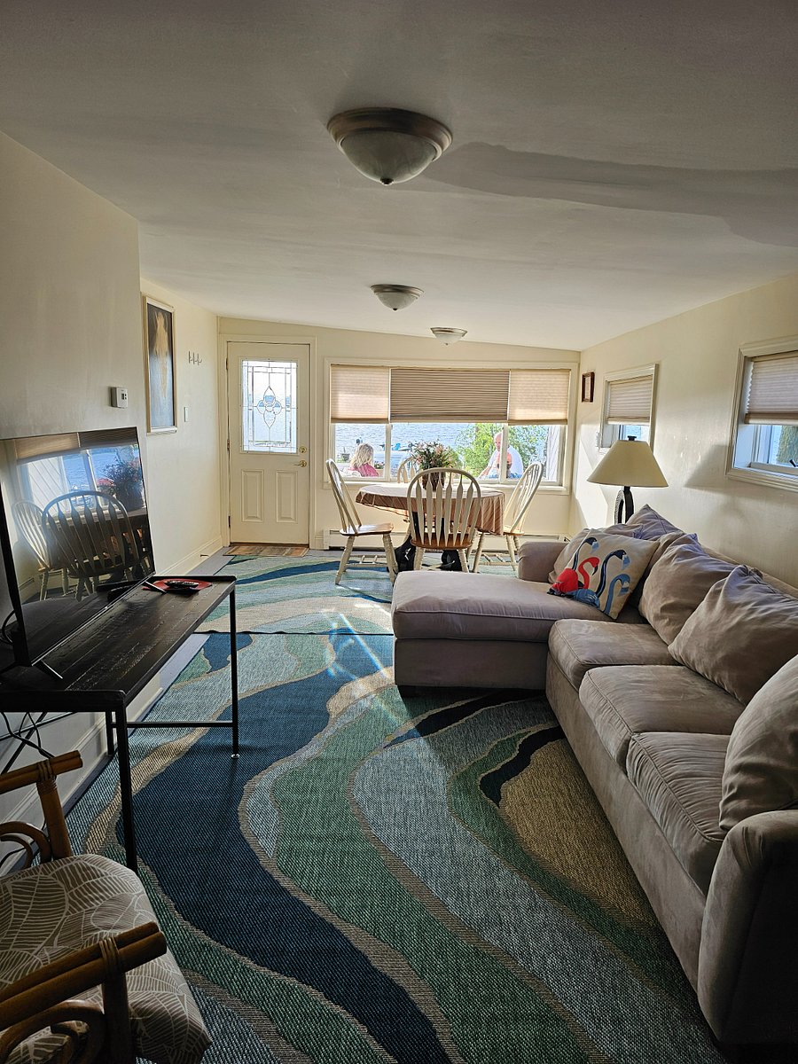 Large family room with desk. Office chair available on request.