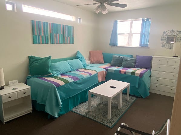 Bedroom 2: the hang-out set-up option.