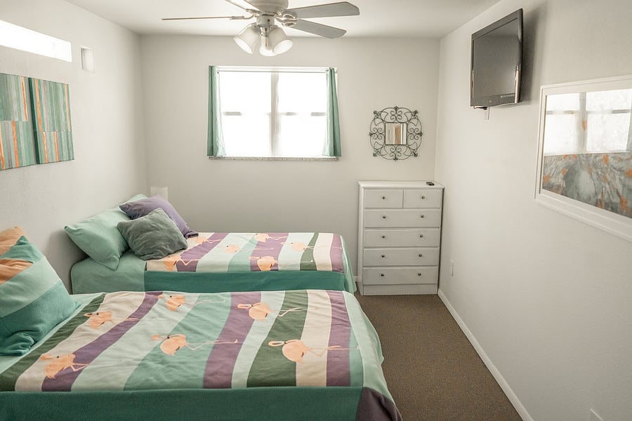 Bedroom 2: The two twins set-up option.