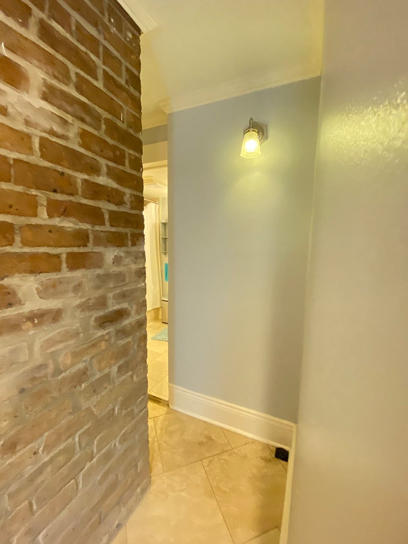 Hallway to 2nd entrance to bathroom for Guests