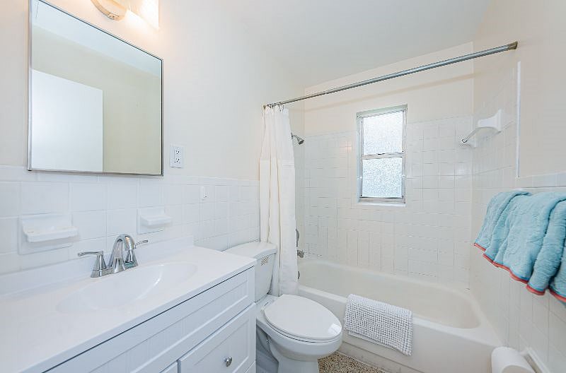 Bathroom 2 shower and tub