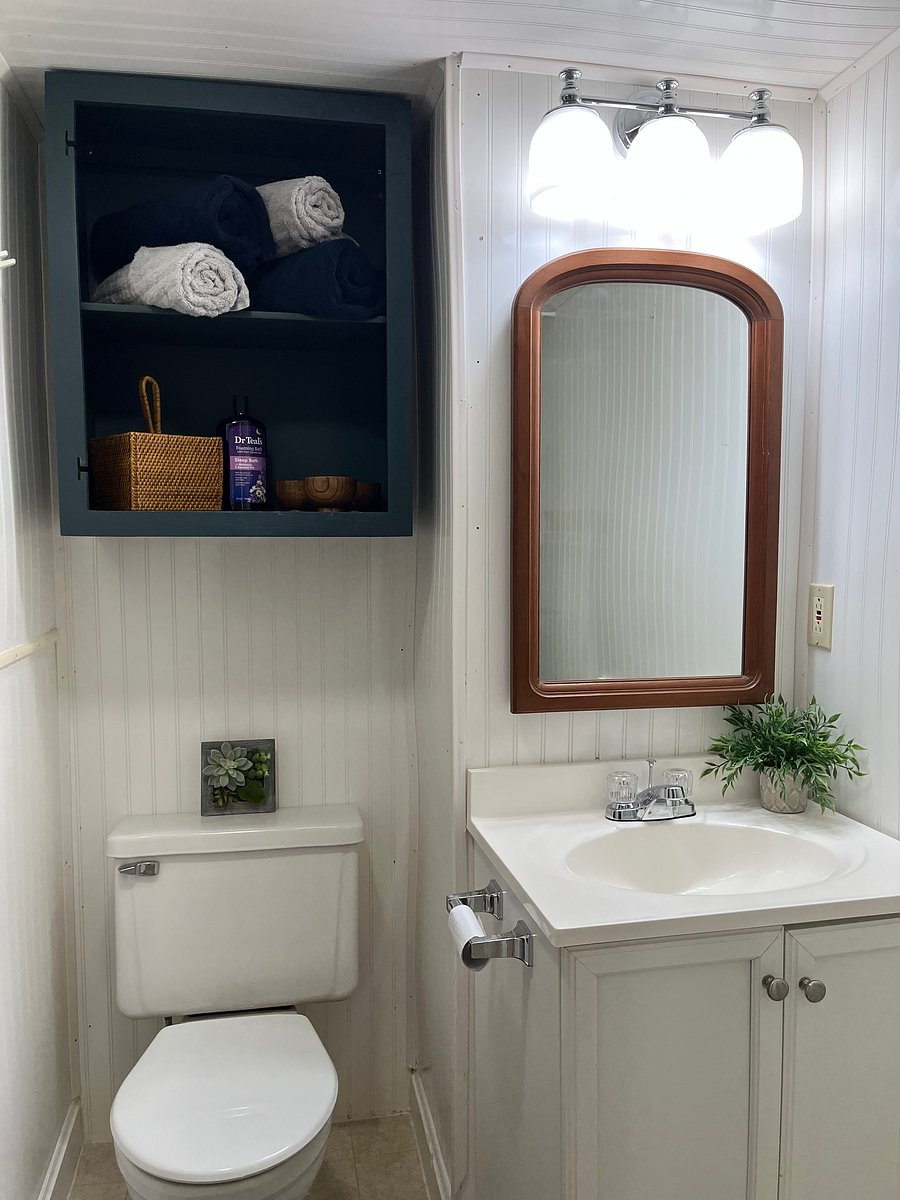 En suite bathroom, view to left of entrance door