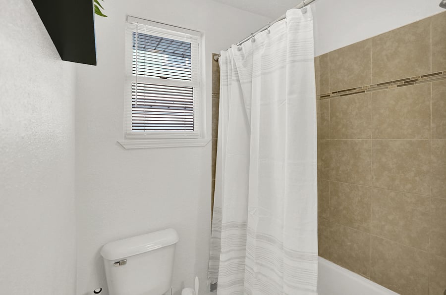 Bathroom, accessible from both bedrooms