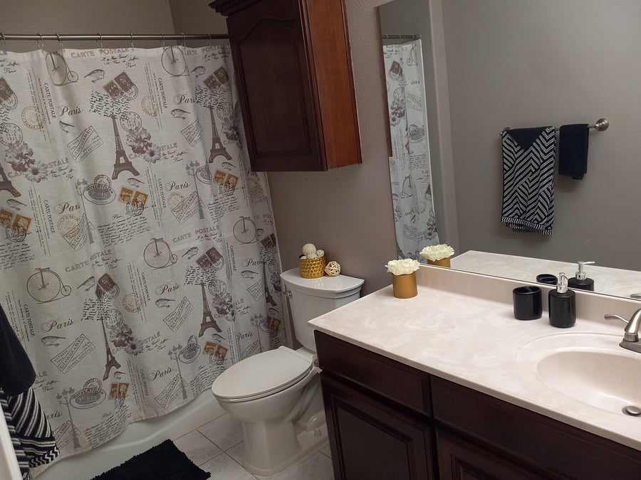 Private bathroom in Gold Room - Unit 1