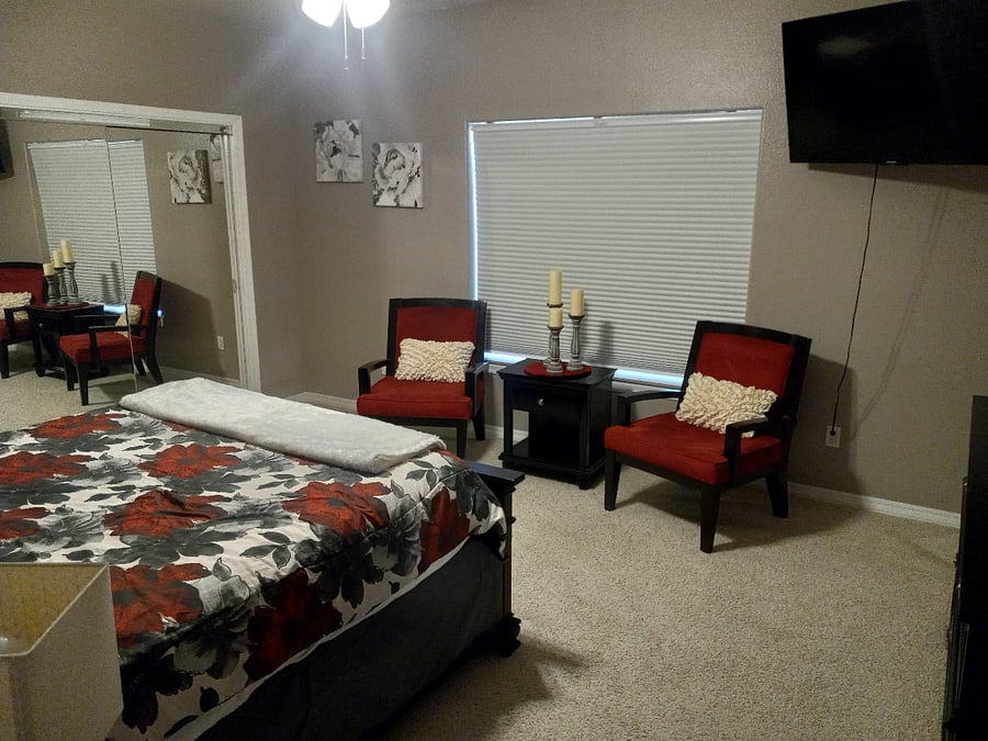 RED ROOM- UNIT2
QUEEN BED
JACK N JILL BATHROOM
