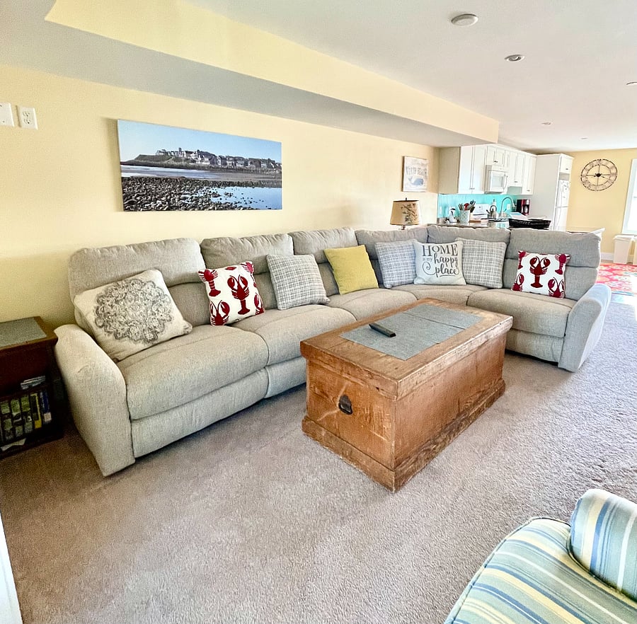 There's room for everyone! Cozy spot to enjoy a movie with the Whole Family!