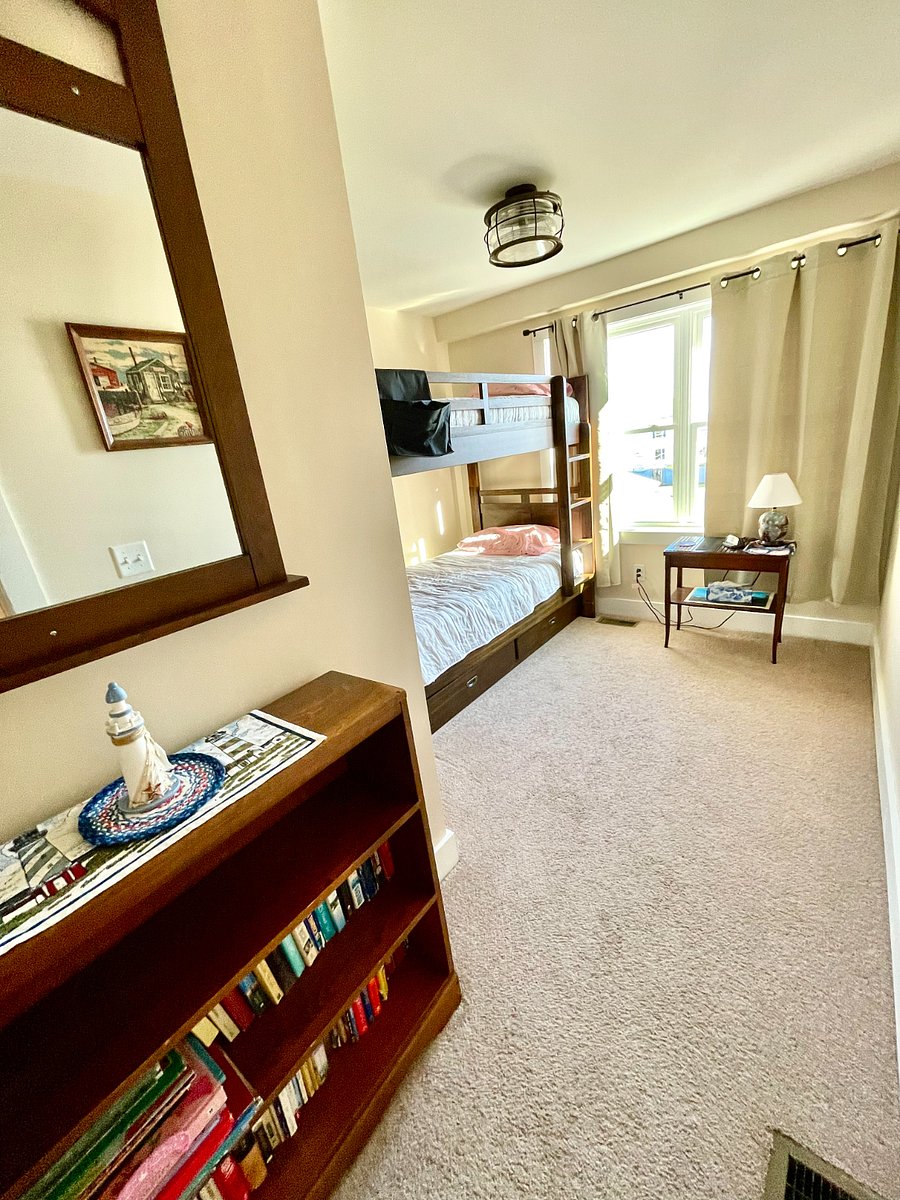 Bedroom #3 w/ 3 single beds (1 trundle pull out). Ocean side
