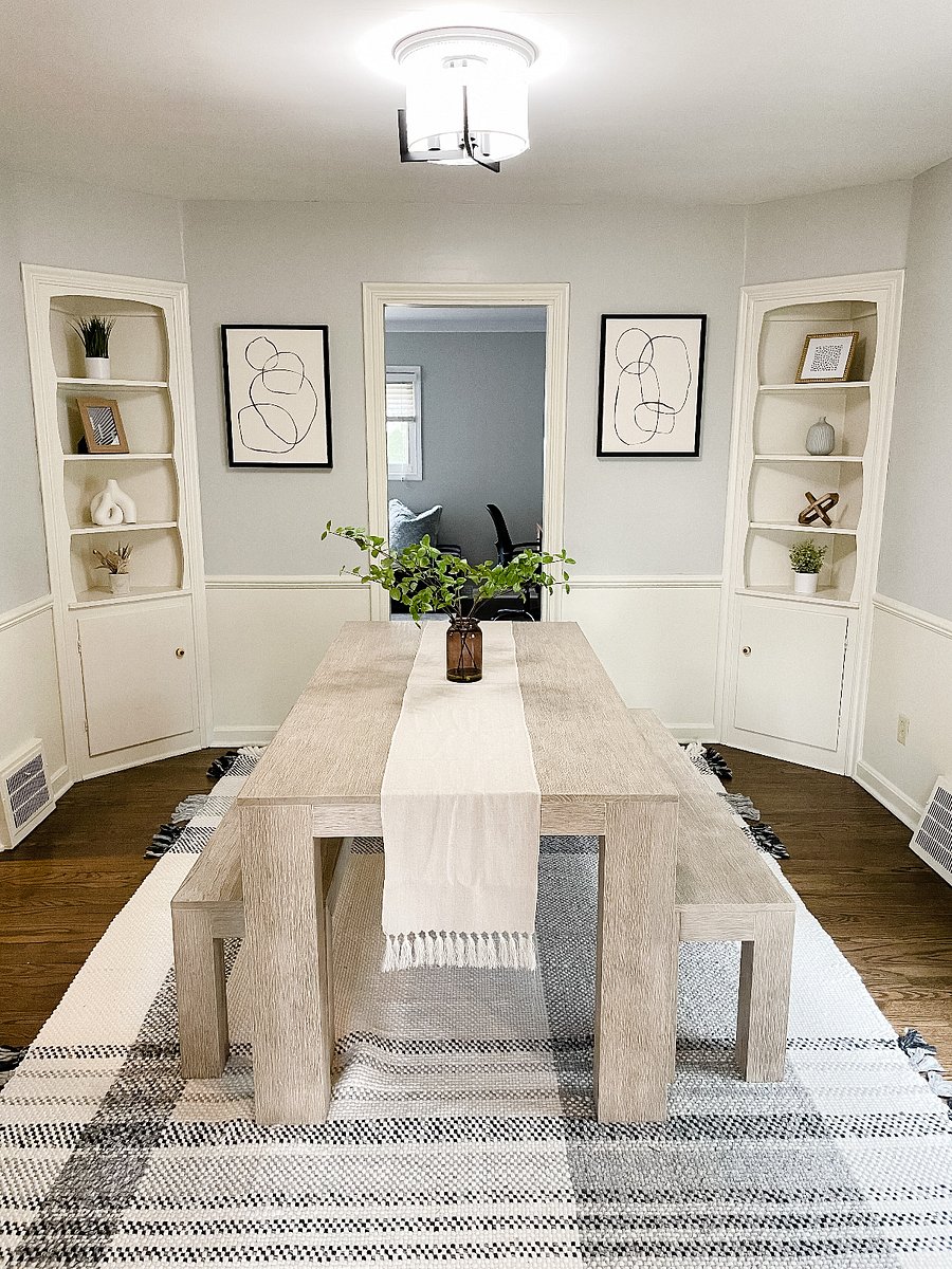 Enjoy home cooked meals in this beautiful dining space, next to the fully stocked kitchen.
