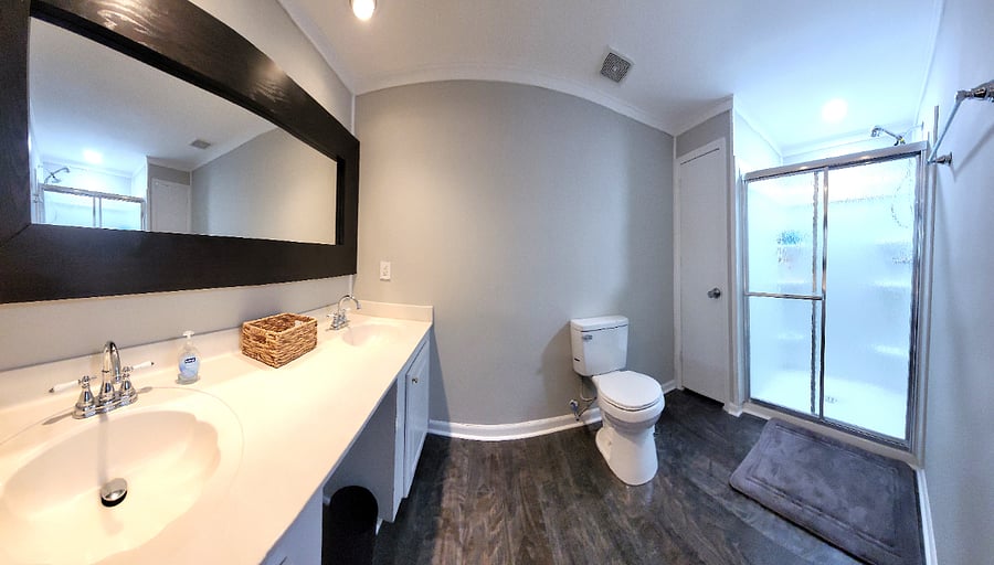 Master bath en-suite