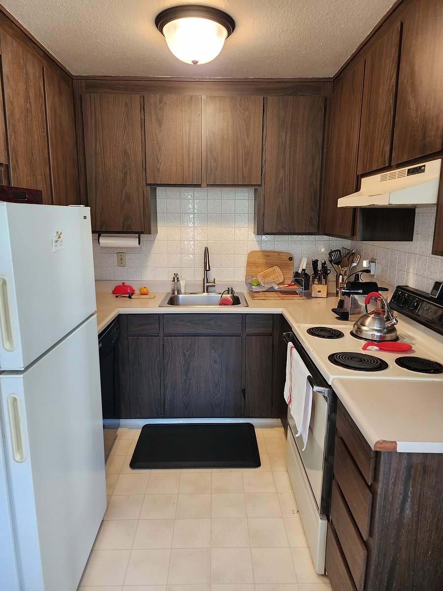 Who doesn't love 80's brown particle board cupboards in a kitchen?! I seriously considered painting it and taking the penalty... but this is a RENTAL and not forever (my mantra). What is great? A dishwasher.. a pink Smeg toaster, and a Nespresso Pixie! I cook, I order out, and I share because I am generous and love for people to be comfy here. Hopefully the rent control and area trump this amaaazing kitchen ;)