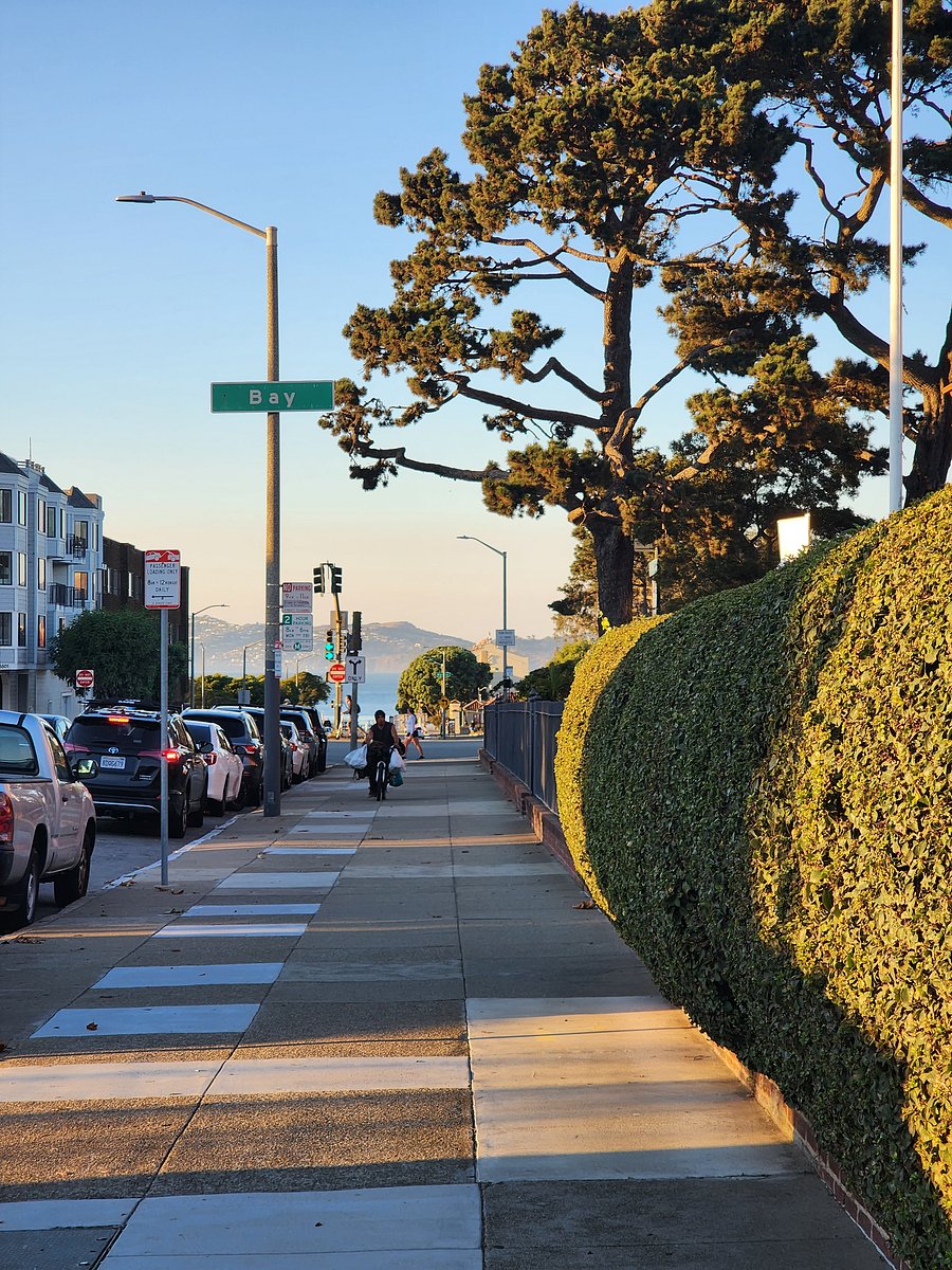Just a few blocks to the water and Fort Mason/ Safeway