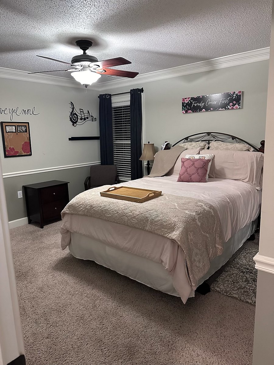 second bedroom Queen Size Bed
Has added full size dresser, 32 in smart TV  and desk not pictured