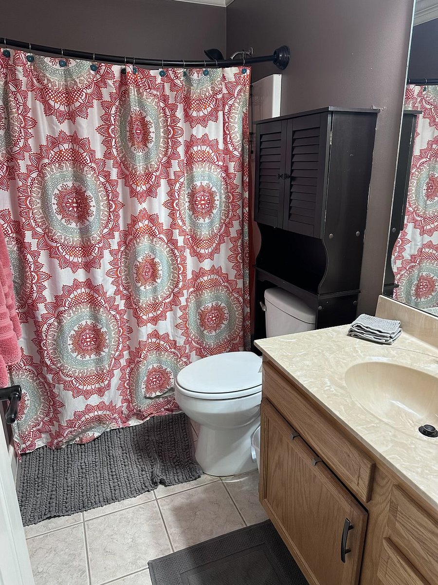 Master Bathroom with full size shower/tub combination