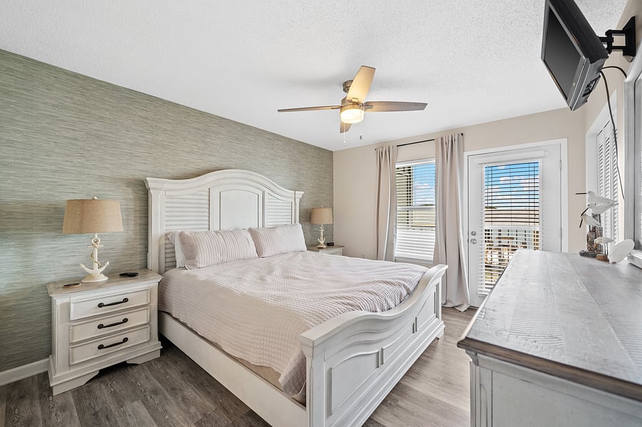 Primary Bedroom King Bed/w Private Bathroom