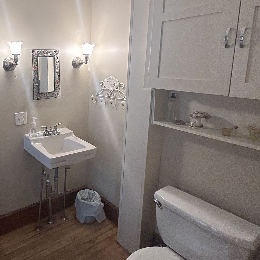 1/2 bath/laundry room