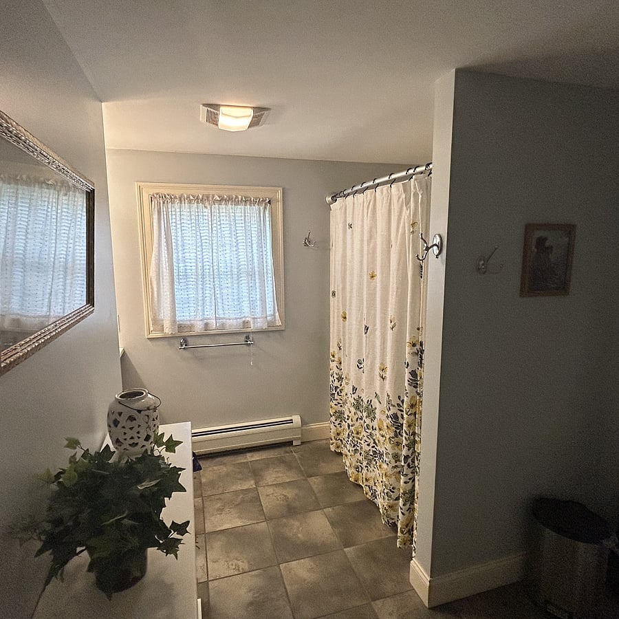Upstairs full bath