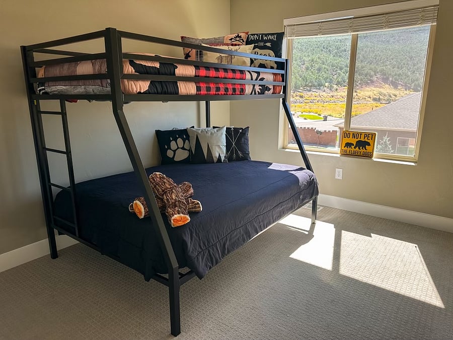Adventure Awaits in Utah! Snug bunkhouse - twin top - full bottom. Cubs will get a full nights rest.