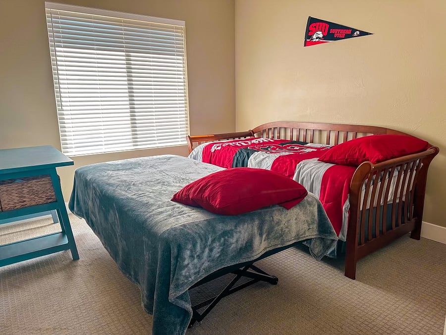 College SUU dorm decorated office/bedroom contains a twin daybed. Can comfortably sleep one or two people.