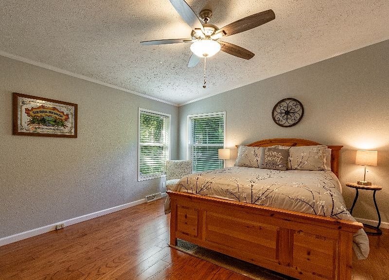 The 3rd Bedroom has a comfortable Queen bed with egyptian cotton sheets. Lamps have USB chargers. Getting a good nights sleep is essential before hitting Chimney Rock with 75 mile panorama views of Hickory Nut Gorge, Lake Lure & Blue Ridge Foothills.
