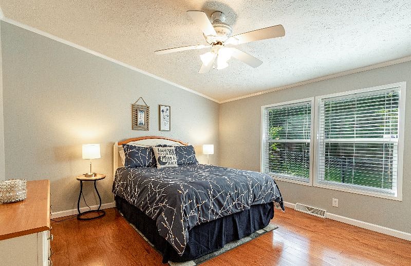 The 2nd Bedroom has a comfortable Queen bed with egyptian cotton sheets waking up to views of nature. Lamps have USB chargers. The furniture has large mirrors to get ready for a fun day wine sipping at Point Lookout,St Paul, or Stone Ashe wineries.