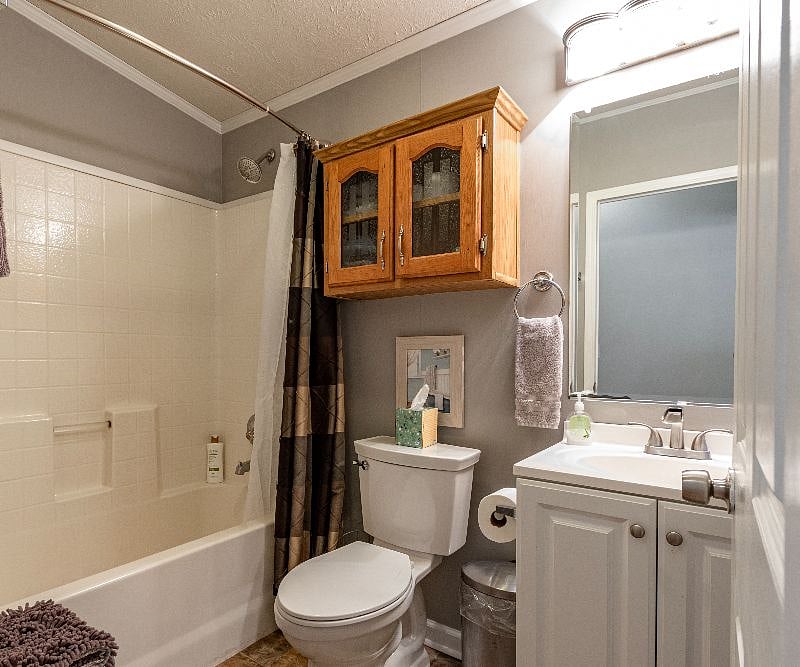 In the 2nd full bathroom, there is a shower/tub combo which is useful with the little ones. We provide hair dryer, makeup wipes, towels, shampoo&conditioner, body wash, hand soap and towels.