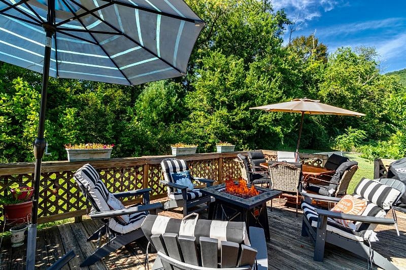 Enjoy a private spacious back yard with large umbrellas, fire pit, BBQ grill and adirondack chairs for relaxing. We provide all the propane. The deck is lined with string lights and attached to a fenced area so your pets can exercise.
