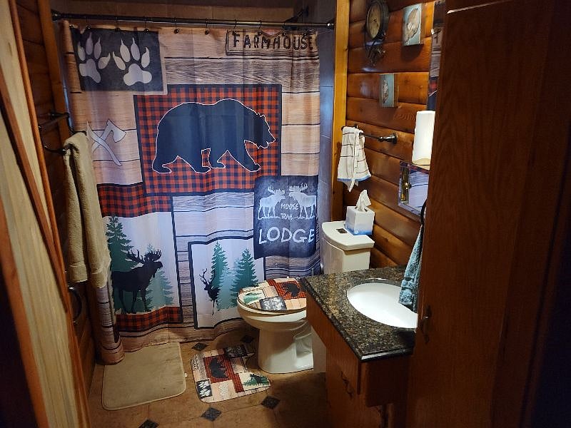 Bathroom/shower 1