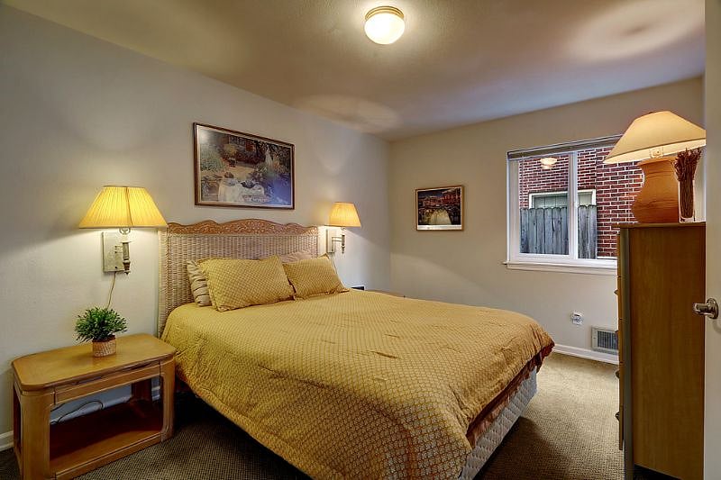 Queen sized Bedroom