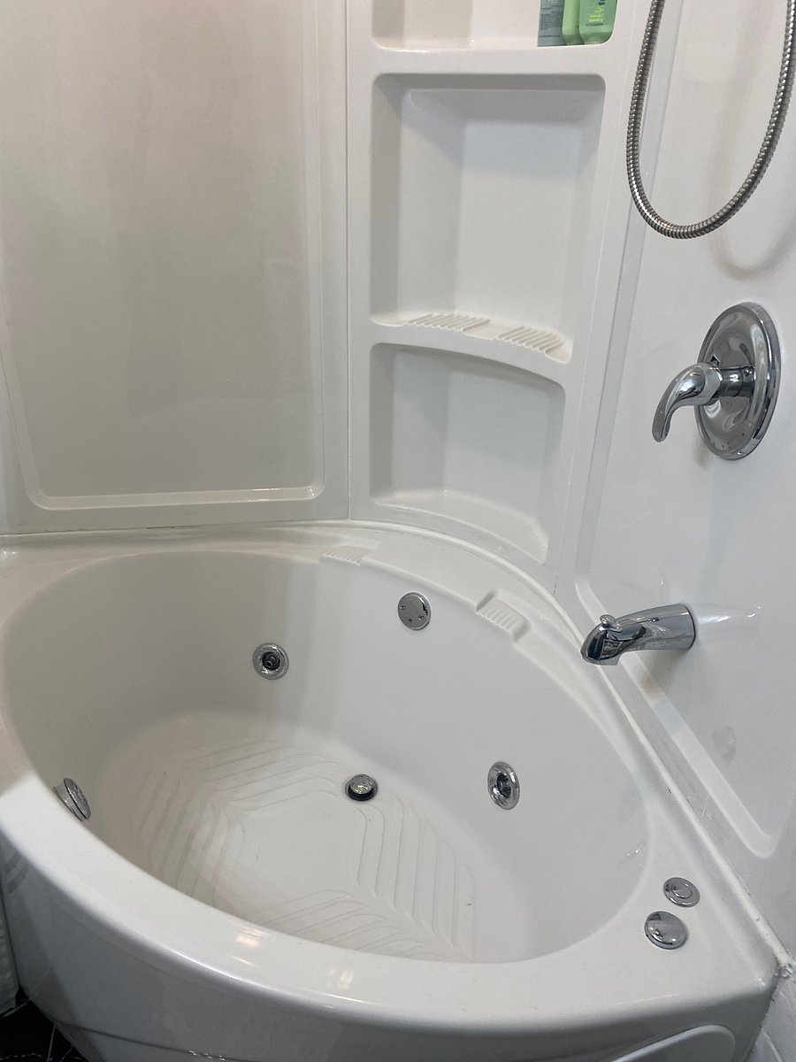 Enjoy a relaxing bath in the jetted tub.
*Low Foam bubble bath only*
