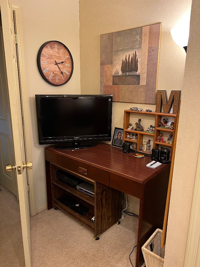Desk with office chair for your laptop