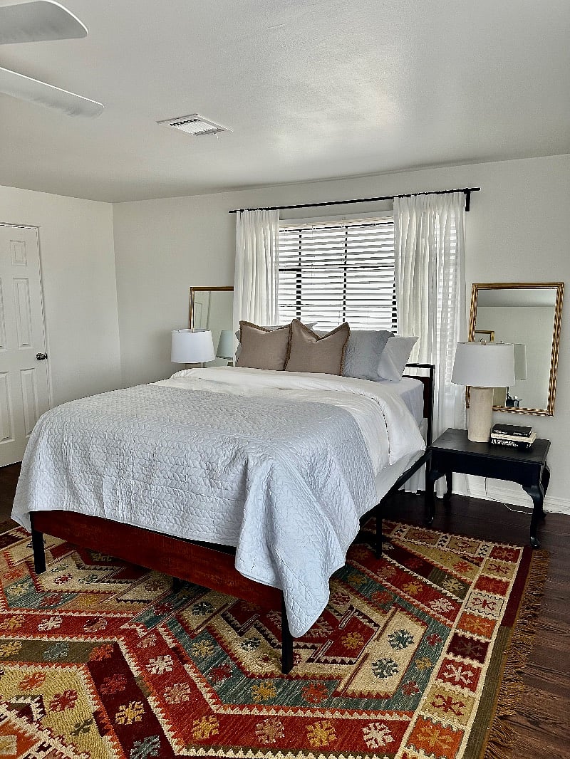 Queen bed- primary bedroom
