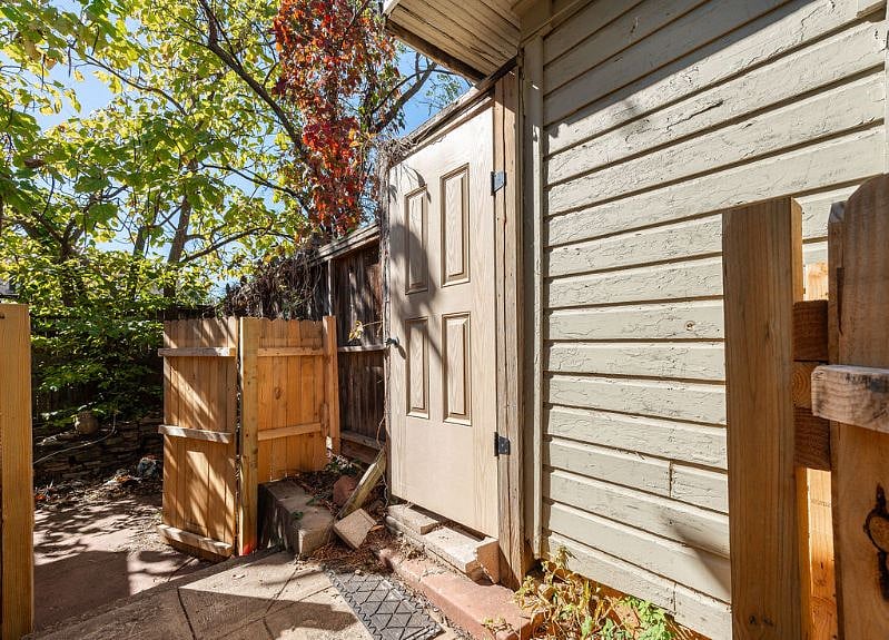 Entrance to back yard from driveway