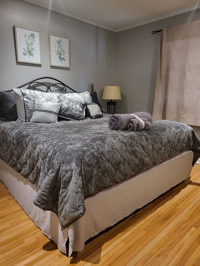 Master bedroom
King size bed
Smart TV
