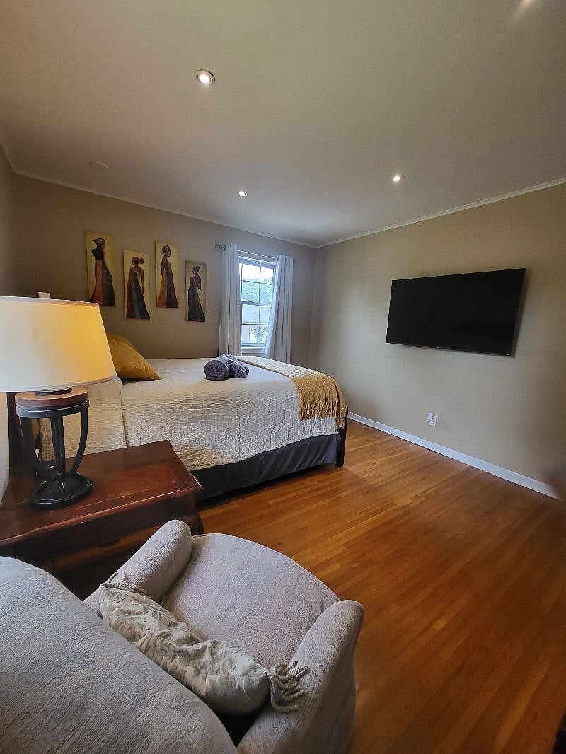 2nd Bedroom Queen bed
Smart tv