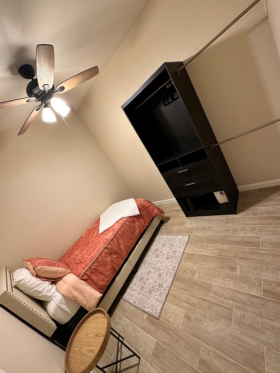 Small room with Twin size bed
