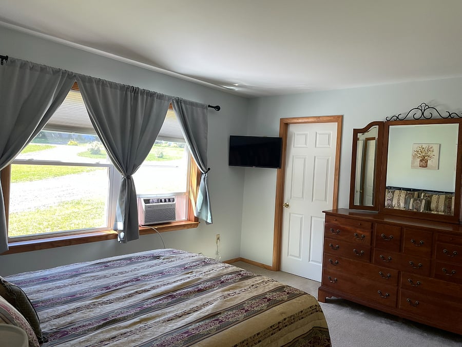 Lodge - Unit A Master Bedroom - Queen bed