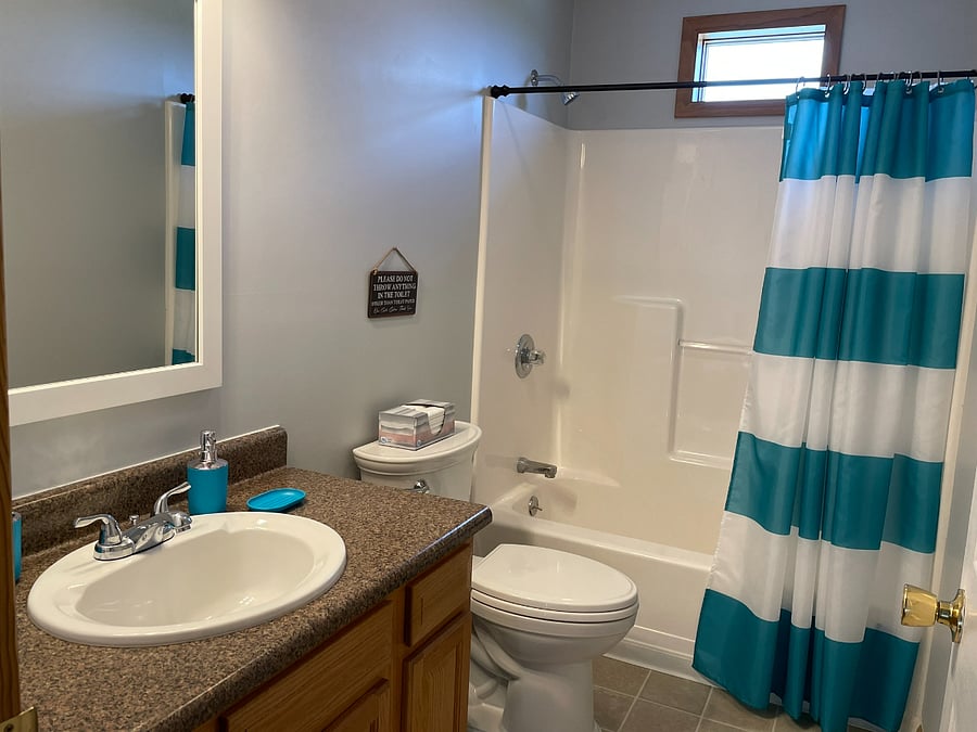 Lodge - Unit A Hallway Bathroom