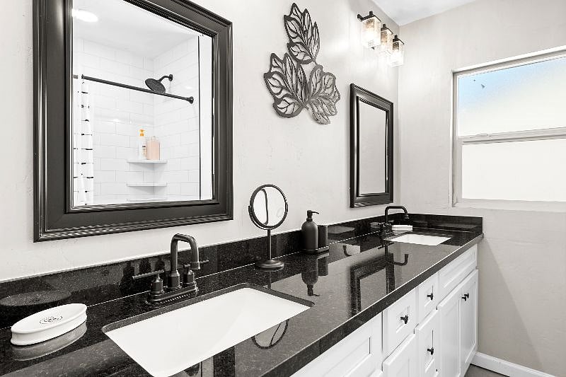 Bathroom between Queen rooms
