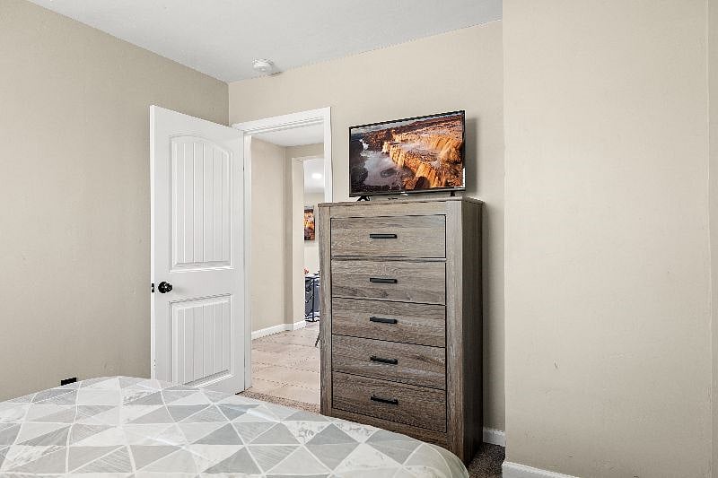 Queen Bed 1 TV