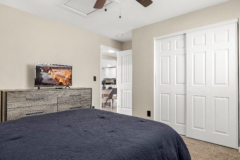 Queen Bed 2 TV