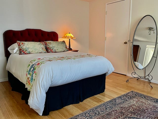 Very comfortable bed with top of the line cotton linen.